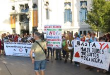 La movilización vecinal consigue un convenio con el Ayuntamiento para eliminar los malos olores y reducir los insectos