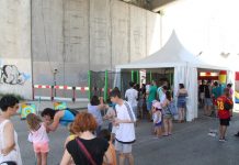 Instalación de una carpa joven en las fiestas de Butarque