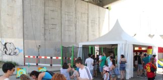 Instalación de una carpa joven en las fiestas de Butarque