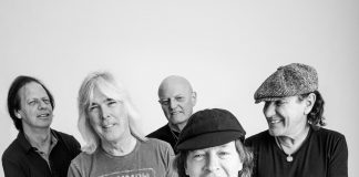 Actuación de grupo tributo a AC/DC